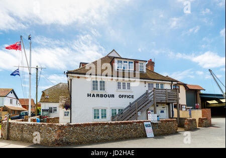 Hafenbüro am West Itchenor, einem kleinen Dorf in Chichester Hafen in der Nähe von Chichester auf der Südküste von England, UK Stockfoto