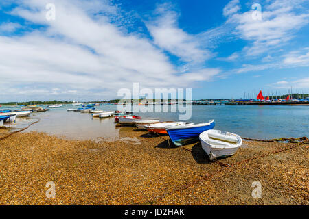 Ruderboote, festgemacht an der Küste bei West Itchenor, einem kleinen Dorf in Chichester Hafen in der Nähe von Chichester auf der Südküste von England, UK Stockfoto