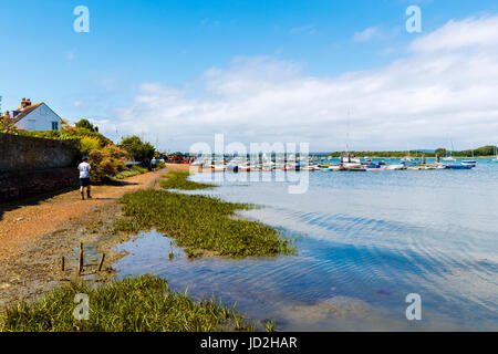 Ruderboote, festgemacht an der Küste bei West Itchenor, einem kleinen Dorf in Chichester Hafen in der Nähe von Chichester auf der Südküste von England, UK Stockfoto