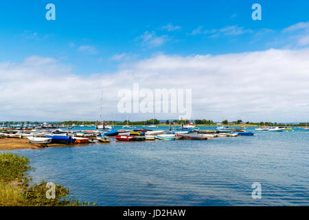 Ruderboote, festgemacht an der Küste bei West Itchenor, einem kleinen Dorf in Chichester Hafen in der Nähe von Chichester auf der Südküste von England, UK Stockfoto