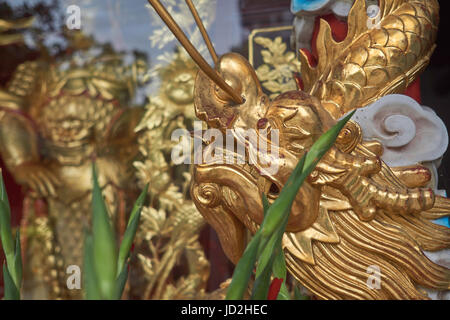 Goldener Drache im Tempel der sechs Banyan-Bäume oder Liurong Si, einer der Guangzhous ältesten buddhistischen Tempel - China schnitzen Stockfoto