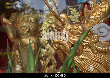 Nahaufnahme eines goldenen Drachen schnitzen inmitten von schönen Dekorationen - Tempel der sechs Banyan-Bäume oder Liurong Si, einer der ältesten Tempel Guangzhous Stockfoto