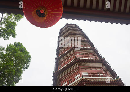 Profil von einer Laterne und der Pagode des 6. Jahrhundert Tempel der sechs Banyanbäume - eines der ältesten chinesischen buddhistischen Tempeln, Guangzhou, China Stockfoto