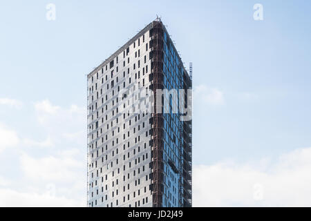 Großes Gebäude im Bau, Gerüste Satz an Gebäude arbeiten Stockfoto