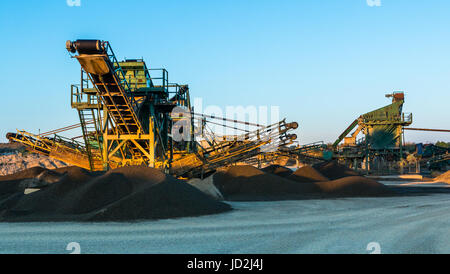 Große Maschine benutzt, um Stein in Kies zu zerquetschen. Stockfoto