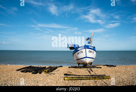 Einsame Angeln Boot an der Küste und blauen Wolkenhimmel. Stockfoto