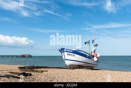 Einsame Angeln Boot an der Küste und blauen Wolkenhimmel. Stockfoto