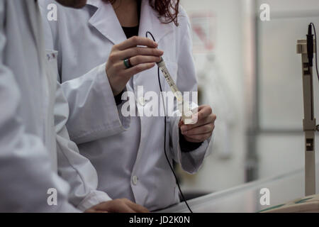 Wissenschaftler oder Forscher oder PHD Student nehmen Sie DNA-Proben von Kolben für die Analyse in einem Biotechnologie-Labor Stockfoto