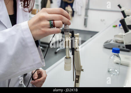 Wissenschaftler oder Forscher oder PHD Student nehmen Sie DNA-Proben von Kolben für die Analyse in einem Biotechnologie-Labor Stockfoto