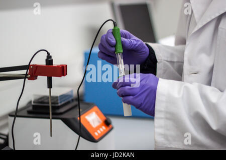 Wissenschaftler oder Forscher oder PHD Student nehmen Sie DNA-Proben von Kolben für die Analyse in einem Biotechnologie-Labor Stockfoto