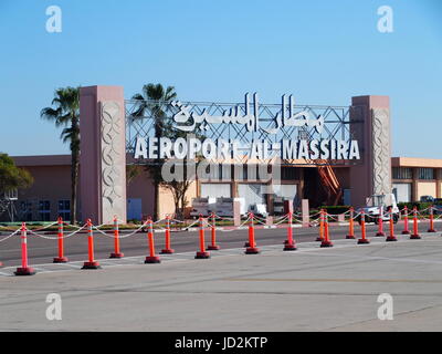 Eingang zum Flughafen in AGADIR Stadt in Marokko mit klaren blauen Himmel in 2017 warmen sonnigen Wintertag. Arabische Wörter bedeutet: Flughafen Al Massira, Afrika. Stockfoto