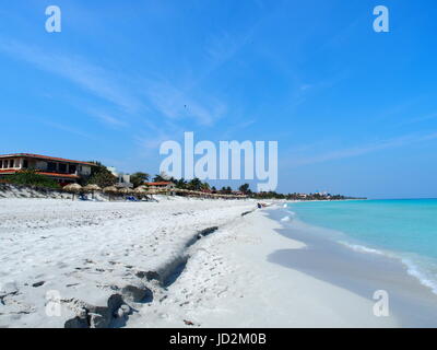 Sandstrand am karibischen Meer in VARADERO Stadt in Kuba mit klarem Wasser auf Küstenlandschaft und exotischen Palmen und Bäume, klaren blauen Himmel im Jahr 2017. Stockfoto