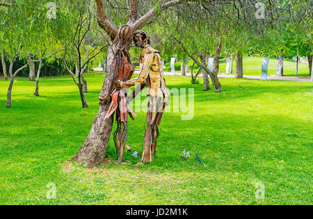 ANTALYA, Türkei - 6. Mai 2017: Die Installation im Cam Piramit Exhibition Center - das küssende Paar unter dem Baum am 6. Mai in Antalya. Stockfoto