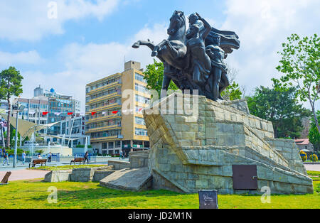 Antalya, Türkei - 6. Mai 2017: Die reiterstatue von Atatürk in Platz der Republik, durch moderne Hotels und Einkaufszentren umgeben, am 6. Mai in Antalya. Stockfoto