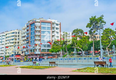 Antalya, Türkei - Mai 6, 2017: Republik Avenue (cumhuriyet cadessi) mit bunten Fahnen dekoriert, Menschen die Fontänen im Park genießen, sitzend auf der Stockfoto