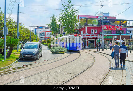 Antalya, Türkei - 6. Mai 2017: Die alten bunten Straßenbahnfahrten entlang der Cafés und Geschäfte der cumhuriyet Avenue, am 6. Mai in Antalya. Stockfoto