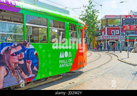 Antalya, Türkei - 6. Mai 2017: Die bunten Straßenbahnen in alten Bezirk sind die beliebte und komfortable öffentliche Verkehrsmittel, Reiten entlang der Sehenswürdigkeiten, auf Stockfoto