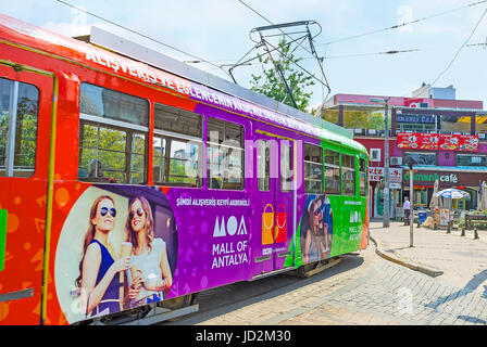 Antalya, Türkei - 6. Mai 2017: Die bunten Straßenbahnen locken Touristen entlang der Einkaufsstraßen der Stadt, am 6. Mai in Antalya. Stockfoto