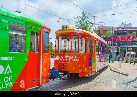 Antalya, Türkei - 6. Mai 2017: Die alte Straßenbahn zu fahren ist die perfekte Wahl, um die Stadt zu entdecken, am 6. Mai in Antalya. Stockfoto