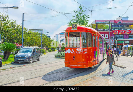 Antalya, Türkei - 6. Mai 2017: Die alte Straßenbahn Fahrten entlang der Republik Avenue (cumhuriyet cadessi), am 6. Mai in Antalya. Stockfoto