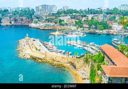 Kaleici Viertel ist historische Stadtzentrum mit dem großen Hafen, umgeben von Mauern und Felsen, Antalya, Türkei. Stockfoto