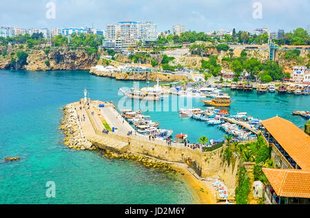 ANTALYA, Türkei - 6. Mai 2017: Kaleici Viertel mit seiner hohen Felsklippen ist voll der malerische Aussichtspunkte, die besten Plätze um die Bedienung zu genießen Stockfoto