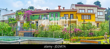 Die bunten Häuser sind hinter dem Grün der Mermerli Park, Antalya, Türkei gesehen. Stockfoto