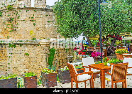 Die malerischen Cafés im Freien neben dem Hıdırlık Turm sind die perfekte Orte zum Entspannen im Schatten der alten Wahrzeichen von Antalya, Türkei. Stockfoto