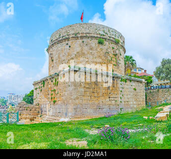 Die hidirlik Turm, an der Grenze von Kaleici und Karaalioglu Park gelegen, ist einer der Orte des touristischen Interesses in Antalya, Türkei. Stockfoto