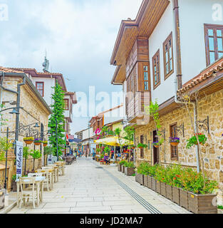 ANTALYA, Türkei - 6. Mai 2017: Die Altstadt Kaleici ist voll von gemütlichen Cafés, Bars, Restaurants und Tavernen, befindet sich im Labyrinth der engen Gassen, o Stockfoto