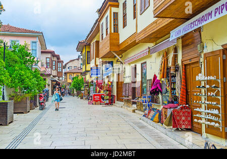 ANTALYA, Türkei - 6. Mai 2017: Kaleici Viertel ist der perfekte Ort, um Souvenirs zu wählen oder das Einkaufen gehen, hier finden eine Vielzahl von Geschäften, bietet Stockfoto