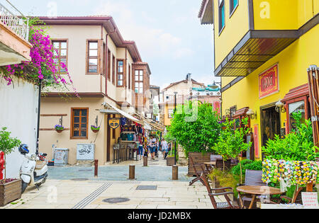 ANTALYA, Türkei - 6. Mai 2017: Historische Straßen von Kaleici Viertel sind voll von erhaltenen osmanischen Stadthäuser, die heutzutage der Hotels, Cafés wurde, Stockfoto