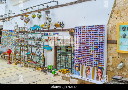 Antalya, Türkei - Mai 6, 2017: Der Markt mit einer großen Auswahl an Sonnenbrillen, Magnete, arabische Lampen und andere Souvenirs, am 6. Mai in Antalya. Stockfoto