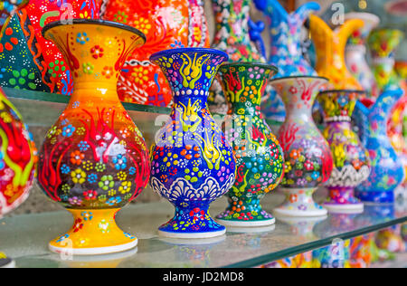 ANTALYA, Türkei - 6. Mai 2017: Die bunten Vasen mit handgefertigten floralen Mustern und traditionellen türkischen Tulpen, am 6. Mai in Antalya. Stockfoto
