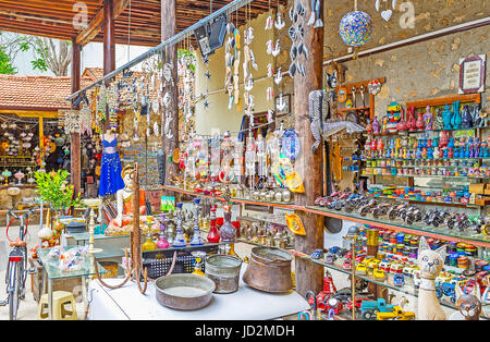 ANTALYA, Türkei - 6. Mai 2017: Der Innenhof des alten Herrenhauses in Kaleici war in den touristischen Markt mit unterschiedlichsten verschiedene Souvenir verwandeln Stockfoto