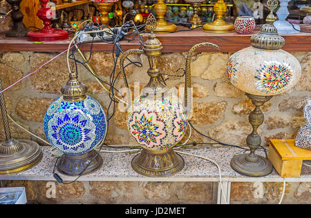 ANTALYA, Türkei - 6. Mai 2017: Traditionelle arabische Lampen mit bunten Mustern von Glasmalereien, konzipiert als orientalische Kaffeekanne, am 6. Mai in Antal Stockfoto