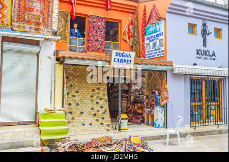 Antalya, Türkei - 6. Mai 2017: Die Herstellung der Kelim Teppiche sind traditionelle östliche Craft, weit verbreitet in der Türkei, am 6. Mai in Antalya. Stockfoto