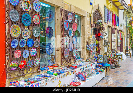 ANTALYA, Türkei - 6. Mai 2017: Die Souvenir-Platten mit bunten islamischen Mustern, arabische Kalligraphie, türkischen Tulpen und andere Dekore in der touristischen Stockfoto