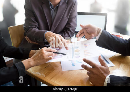 Schließen Sie sich Unternehmen auf Schreibtisch mit Business-Präsentation-Konzept mit Vintage-Ton reden. Stockfoto