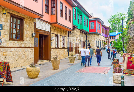 ANTALYA, Türkei - 6. Mai 2017: Das malerische Viertel in Kaleici mit restaurierten bunte osmanischen Häuser, dient als Hotels, Geschäften und Restaurants, am Mai Stockfoto