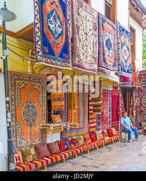 Antalya, Türkei - Mai 6, 2017: das Viertel Kaleici mit zahlreichen Teppich speichert, diese Waren sind sehr beliebt in der Türkei und für die ausländischen Touristen, Stockfoto