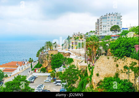 Der alten Festungsmauer verläuft entlang den hohen Klippen an Antalya Küste in Kaleici Viertel, Türkei. Stockfoto