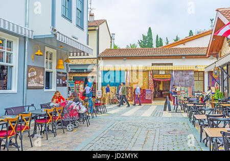 ANTALYA, Türkei - 6. Mai 2017: Die alten Straßen von Kaleici sind mit zahlreichen Straßencafés und Bars, bietet erfrischende Getränke, türkische co beschäftigt Stockfoto