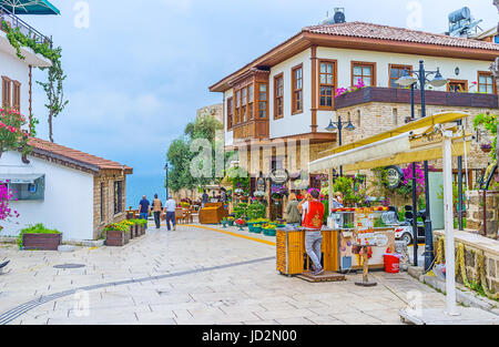 ANTALYA, Türkei - 6. Mai 2017: Die alte Straße von Kaleici führt an den Rand der Klippe mit dem malerischen Blick auf das Meer hinter den osmanischen Häusern und Stockfoto