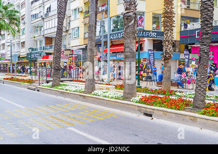 ANTALYA, Türkei - 6. Mai 2017: Der Atatürk-paar ist die Einkaufsstraße mit großen Menge an Geschäften, Cafés und Hotels, verziert mit bunten floer Stockfoto