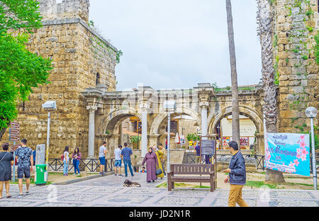 ANTALYA, Türkei - 6. Mai 2017: Den alten Hadrian Tor ist die beliebteste archäologische Stätte in Kaleici, alten Straßen der Stadt trennt die cro Stockfoto