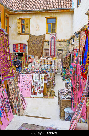 ANTALYA, Türkei - 6. Mai 2017: Antiquitätenladen, Häuser im Innenhof des historischen osmanischen Herrenhaus und bietet türkische Teppiche, Schmuck, Postkarten, o Stockfoto