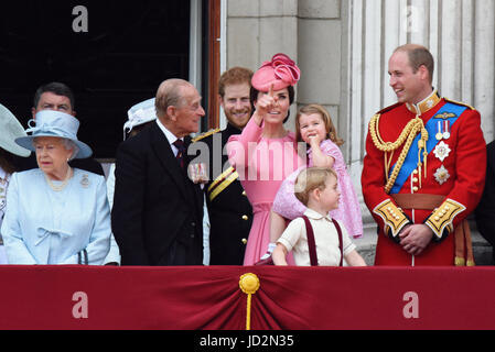 Queen, Prince Philip & Royal Family auf dem Balkon für die Queen Birthday Flypast After Trooping the Colour 2017, London, Großbritannien. Catherine zeigt nach oben Stockfoto