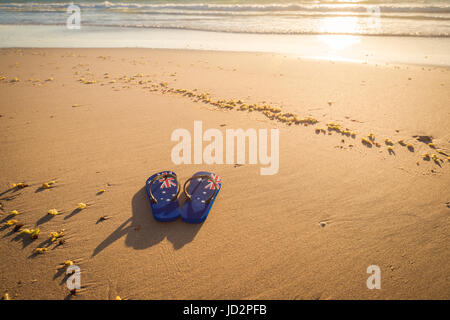 Riemen mit australischer Flagge am Strand bei Sonnenuntergang Stockfoto