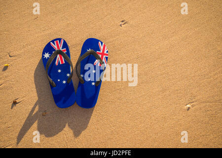 Riemen mit australischer Flagge am Strand bei Sonnenuntergang Stockfoto